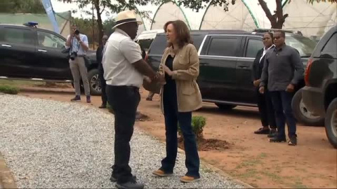 Kamala Harris visita una granja en Zambia