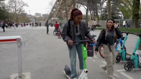 París prohíbe los patinetes eléctricos de alquiler en sus calles 