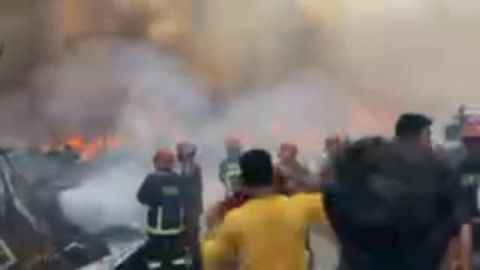 Incendio en uno de los mayores mercados de ropa de la capital de Bangladesh 