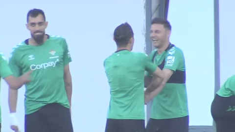 Joaquín protagoniza el primer entrenamiento del Betis tras anunciar su retirada