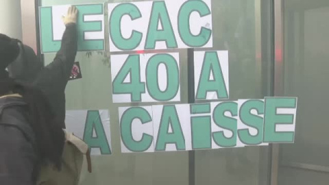 Manifestantes en contra de la reforma de la edad de la jubilación toman el edificio de la Bolsa en París 