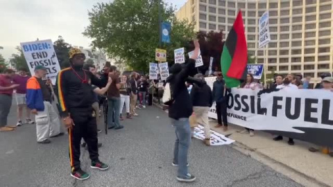 Manifestantes climáticos denuncian en Washington el uso de combustibles fósiles