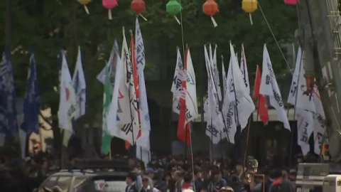 Miles de personas salen a la calle en Corea del Sur para exigir mejores salarios y condiciones laborales