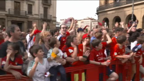 Osasuna, recibida por la afición en el Palacio Foral de Pamplona