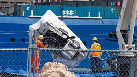 Comienzan a sacar del mar los restos del Titán