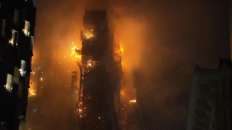 Aparatoso incendio en un rascacielos en construcción en Hong Kong