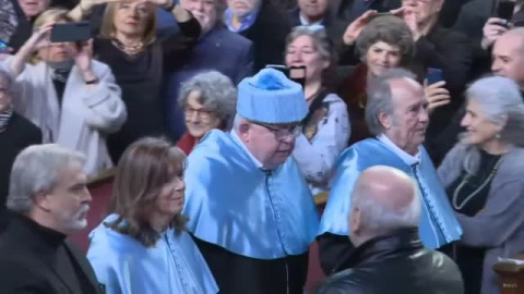 Joan Manuel Serrat y María del Mar Bonet, investidos doctores honoris causa en la Universidad de Barcelona