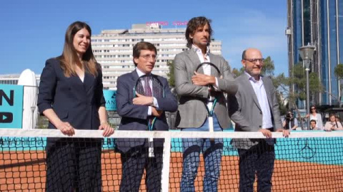 El alcalde de Madrid juega un partido de tenis contra Feliciano López en Colón  