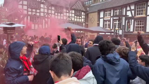 Decenas de sevillistas cantan unidos por las calles de Manchester 