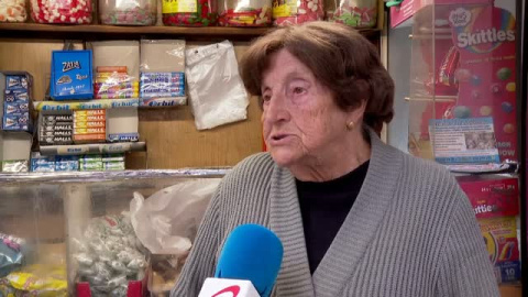 Un pequeño puesto de gominolas de Barcelona se convierte en punto de encuentro vecinal