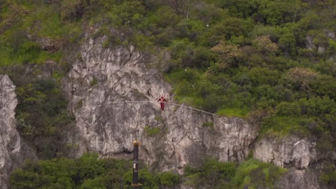 Un funambulista logra cruzar el río Danubio sobre un cable a 30 metros de altura