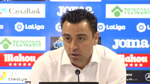 Xavi se queja del estado del césped y del sol tras su empate sin goles ante el Getafe