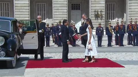 Felipe VI recibe al presidente de Colombia en el Palacio Real con honores militares  