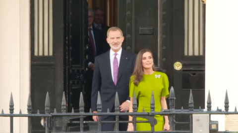 Los Reyes abandonan la Embajada de España en Londres para acudir a una recepción y cena de gala en el Palacio de Buckingham