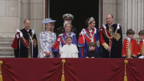 Carlos III y Camila saludan a los británicos desde el balcón del palacio de Buckingham