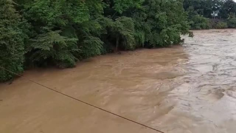 Seis ríos desbordados y 500 evacuados por fuertes lluvias en Esmeraldas, Ecuador