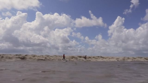 Surfear la pororoca, una aventura inigualable