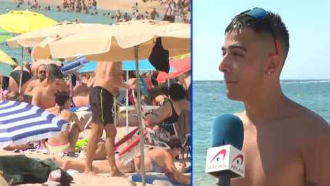 Un puente de agosto al sol con castillos de arena y baños refrescantes