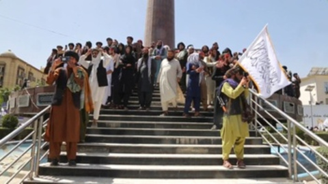 Talibanes celebran la "conquista de Kabul" frente a la pérdida de derechos de las mujeres