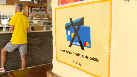 Facua denuncia a los establecimientos que no permiten pagar con tarjeta pese a anunciarlo