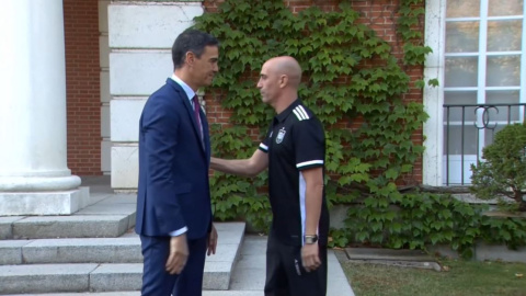 Así fue el frío e incómodo saludo entre Sánchez y Rubiales