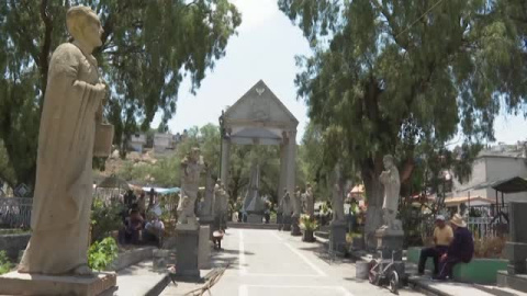 300 familias trabajan en un cementerio de México para conservar su arte sacro