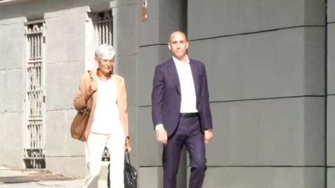 El juez prohíbe a Rubiales acercarse a menos de 200 metros de Hermoso y cualquier comunicación