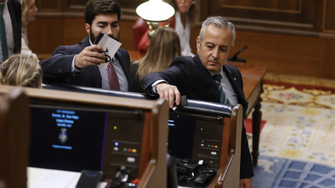 Los diputados de Vox abandonan el Pleno del Congreso y dejan sus pinganillos en el escaño de Sánchez