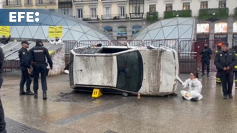 Activistas de Greenpeace recrean un "desastre climático" en la madrileña Puerta del Sol