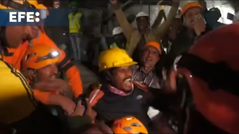 Imágenes del momento exacto del rescate con éxito a los 41 trabajadores atrapados en un túnel en la India