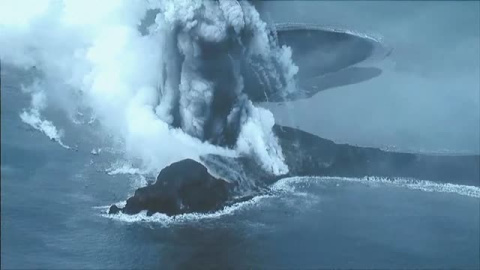 Una cámara captó el momento de la erupción del volcán submarino en Japón