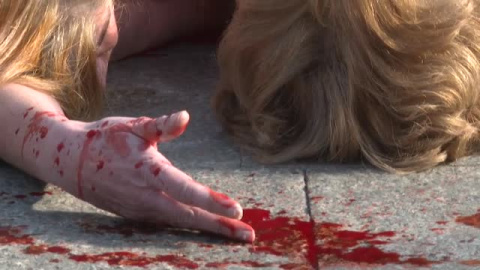 Activistas de AnimaNaturalis protestan rociados con sangre artificial contra el uso de pieles de animales