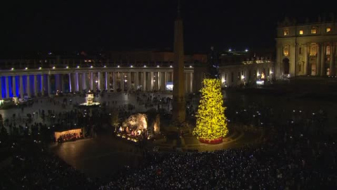 El Vaticano enciende su tradicional árbol de Navidad en la plaza de San Pedro