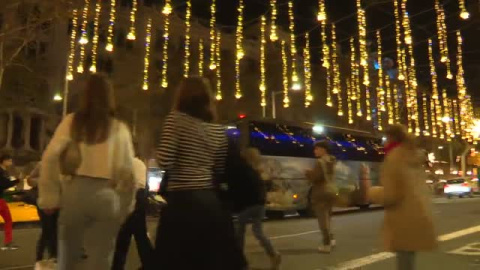 Caos por los selfies con la iluminación navideña en el Paseo de Gracia de Barcelona