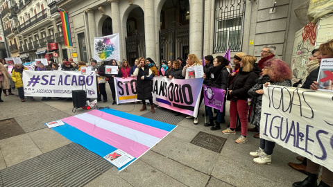 "Votar al PSOE es votar transfobia": concentración frente al Ministerio de Igualdad para reclamar el cese de Isabel García por sus posiciones tránsfobas