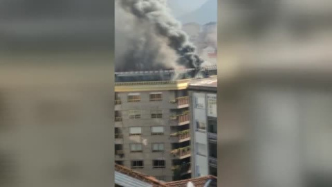 Un cortocircuito ha podido ser la causa de un aparatoso incendio en un edificio de Ourense 