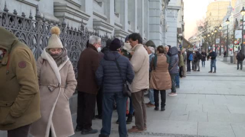 Colas en las sedes del Banco de España para comprar letras del Tesoro