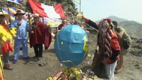 Chamanes y curanderos peruanos realizan un ritual en defensa de la Tierra