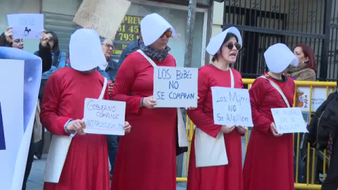 Protesta contra la gestación subrogada ante el ministerio de Justicia 