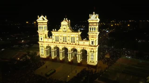 Sevilla ya luce su "alumbrao" de la Feria de Abril