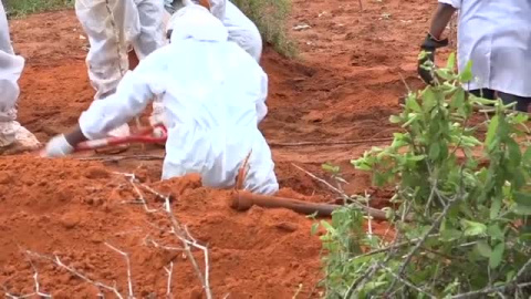 Encuentran los cuerpos de 21 presuntos miembros de una secta que habrían muerto de hambre 