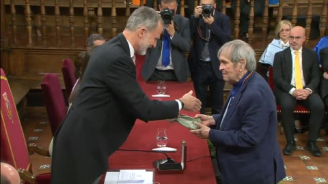 El rey Felipe VI entrega al poeta venezolano Rafael Cadenas el premio Cervantes 