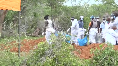  Aumenta a 90 el número de cadáveres exhumados de la 'secta de la muerte' en Kenia