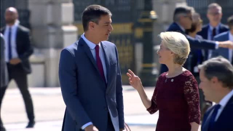 Sánchez y sus ministros posan junto a Von der Leyen y los comisarios europeos