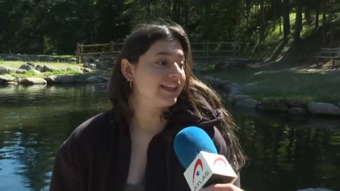 Ríos, pozas y pantanos, la forma de refrescarse de los que viven lejos de la costa