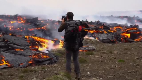 Erupción de un volcán en Islandia a tan solo 30 kilómetros de la capital