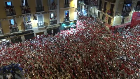 Miles de personas entonan el 'Pobre de Mi' para despedir las fiestas de San Fermín en Pamplona