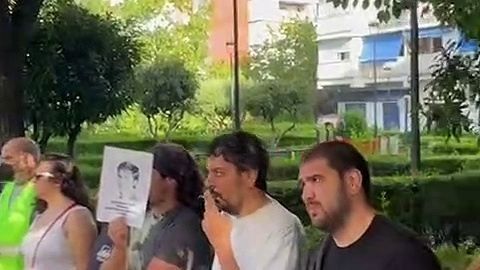 Los activistas antidesahucios se concentran para evitar el desalojo del edificio La Dignidad de Móstoles