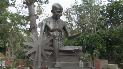 Los líderes del G20 visitan el memorial a Mahatma Gandhi en Nueva Delhi