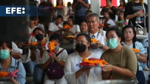 Visitas y rezos a Buda para despedir el año en Bangkok